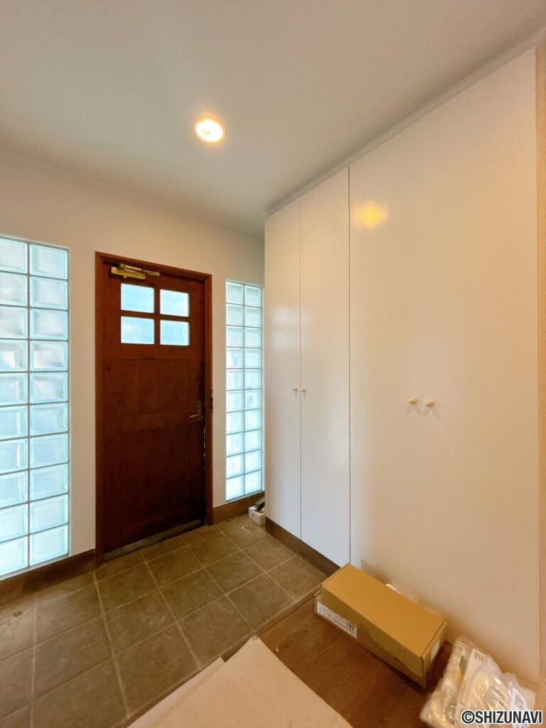 【リフォーム中／玄関ホール】玄関ホールは照明交換、靴箱の塗装とクリーニングを行います。