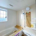 【リフォーム中／ユニットバス】浴室はハウステック製の新品のユニットバスに交換いたします。浴槽には滑り止めの凹凸があり、床は濡れた状態でも滑りにくい加工がされている安心設計です。足を伸ばせる1坪サイズの広々とした浴槽で、1日の疲れをゆっくり癒すことができますよ。