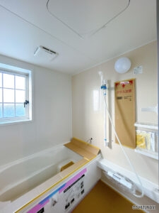 【リフォーム中／ユニットバス】浴室はハウステック製の新品のユニットバスに交換いたします。浴槽には滑り止めの凹凸があり、床は濡れた状態でも滑りにくい加工がされている安心設計です。足を伸ばせる1坪サイズの広々とした浴槽で、1日の疲れをゆっくり癒すことができますよ。