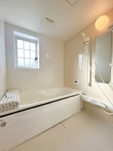 【リフォーム中／ユニットバス】浴室はハウステック製の新品のユニットバスに交換いたします。浴槽には滑り止めの凹凸があり、床は濡れた状態でも滑りにくい加工がされている安心設計です。足を伸ばせる1坪サイズの広々とした浴槽で、1日の疲れをゆっくり癒すことができますよ。