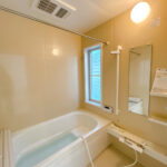 【リフォーム済み/浴室】ユニットバスは新品に交換しました。浴槽は大人も足を伸ばしてゆったり浸かれる広さです。