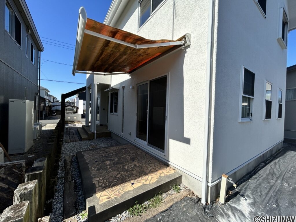 【リフォーム済み／玄関アプローチ】枕木で作られたアプローチが特徴になっている建物南側です。植栽は伐採しました。