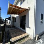 【リフォーム済み／玄関アプローチ】枕木で作られたアプローチが特徴になっている建物南側です。植栽は伐採しました。