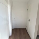 １号棟　玄関土間収納付きの玄関。釣竿・ゴルフクラブ・スキー板やアウトドア用品の長物も、収納できます。