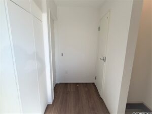 １号棟　玄関土間収納付きの玄関。釣竿・ゴルフクラブ・スキー板やアウトドア用品の長物も、収納できます。