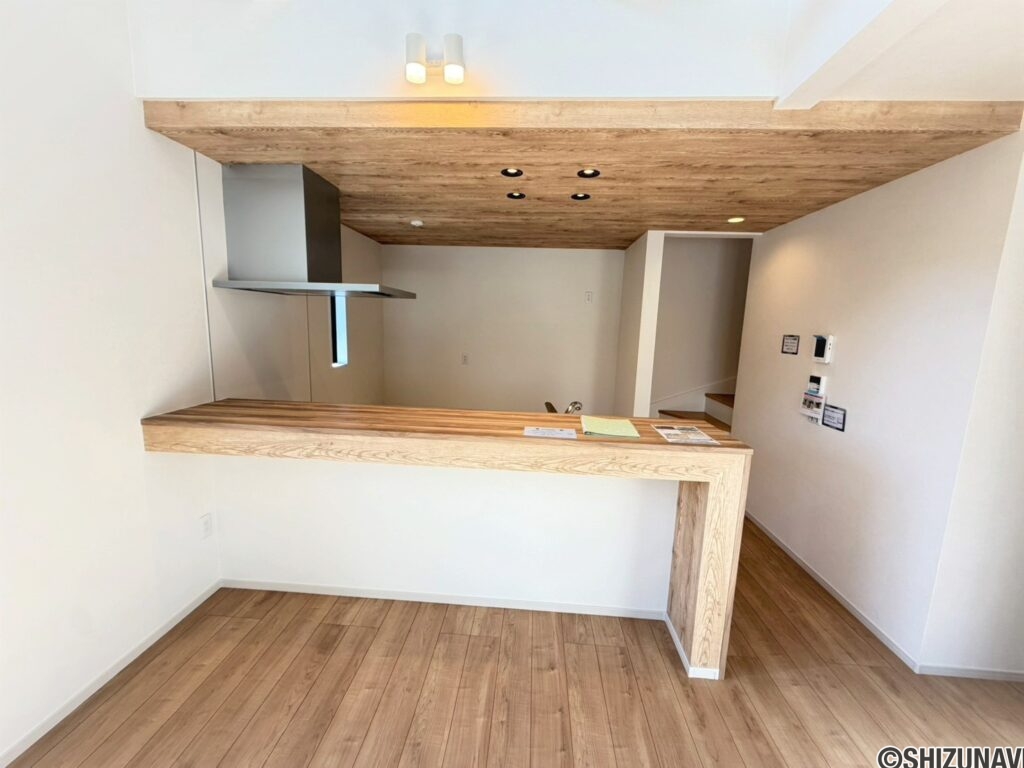 2号棟　キッチン木目調のキッチンは、おしゃれなカフェスペースのようです♪