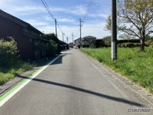 北側前面道路の西側写真です。