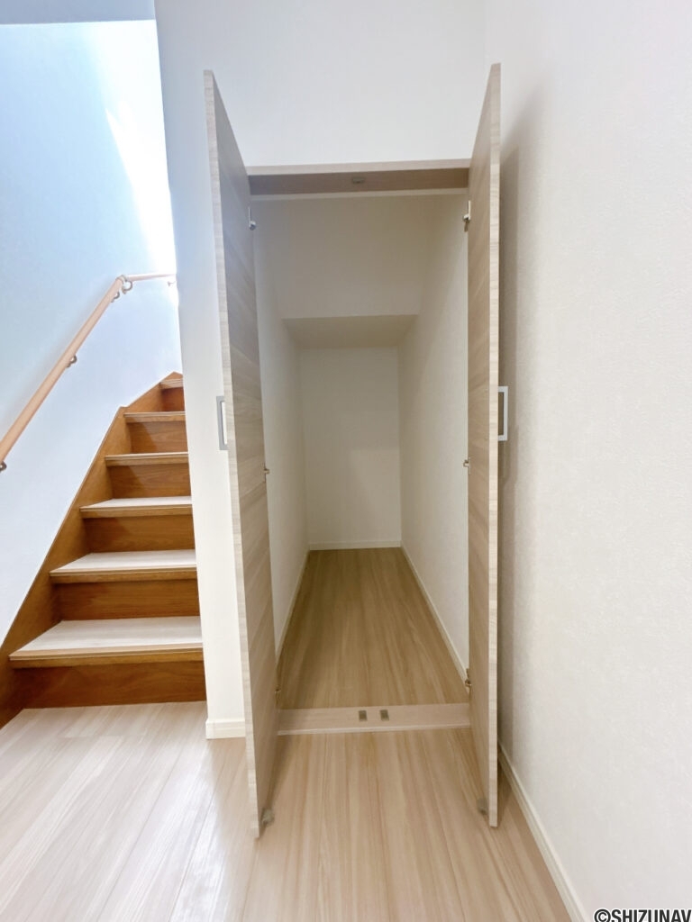 【リフォーム済み/階段横収納】