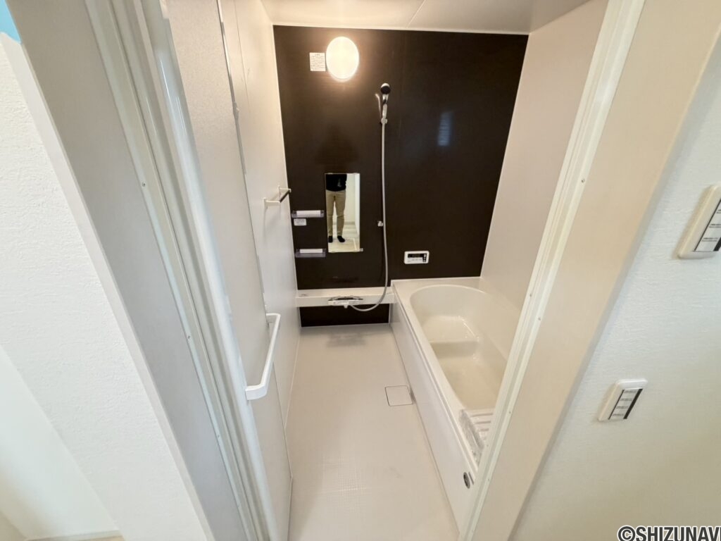 1号棟　浴室腰掛できる浴槽でリラックスできるでしょう。