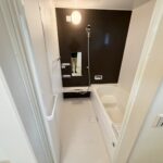 1号棟　浴室腰掛できる浴槽でリラックスできるでしょう。