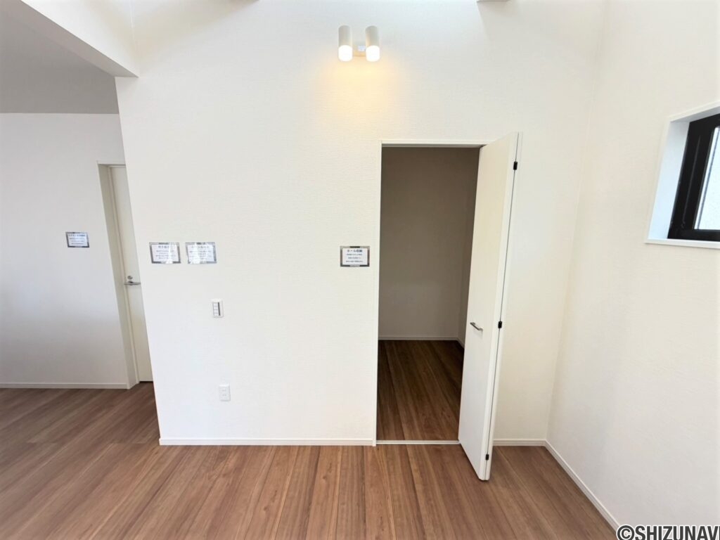 １号棟・２号棟　吹き抜けキッチン横には吹き抜け空間があり開放感◎ファミリークロークもあり、季節家電なども収納しておけます。