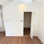 １号棟・２号棟　吹き抜けキッチン横には吹き抜け空間があり開放感◎ファミリークロークもあり、季節家電なども収納しておけます。