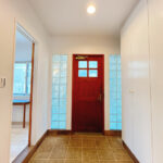 【リフォーム済み／玄関ホール】玄関ホールは照明交換、靴箱の塗装とクリーニングを行いました。