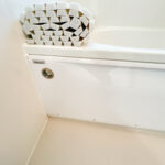 【ユニットバス入水栓】浴室の排水栓はポップアップ式です。ワンタッチで浴槽のお水を排水できます。チェーンが付いてないので、お掃除もラクになりますね。