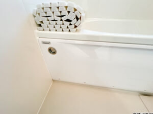 【ユニットバス入水栓】浴室の排水栓はポップアップ式です。ワンタッチで浴槽のお水を排水できます。チェーンが付いてないので、お掃除もラクになりますね。