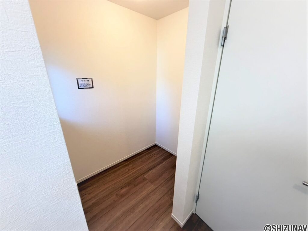 １号棟　リネン室大きなリネン室はイチオシポイント！棚を置くこともできるスペースがありますので、パジャマや下着類・タオル類などの収納も心配なし。