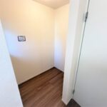 １号棟　リネン室大きなリネン室はイチオシポイント！棚を置くこともできるスペースがありますので、パジャマや下着類・タオル類などの収納も心配なし。