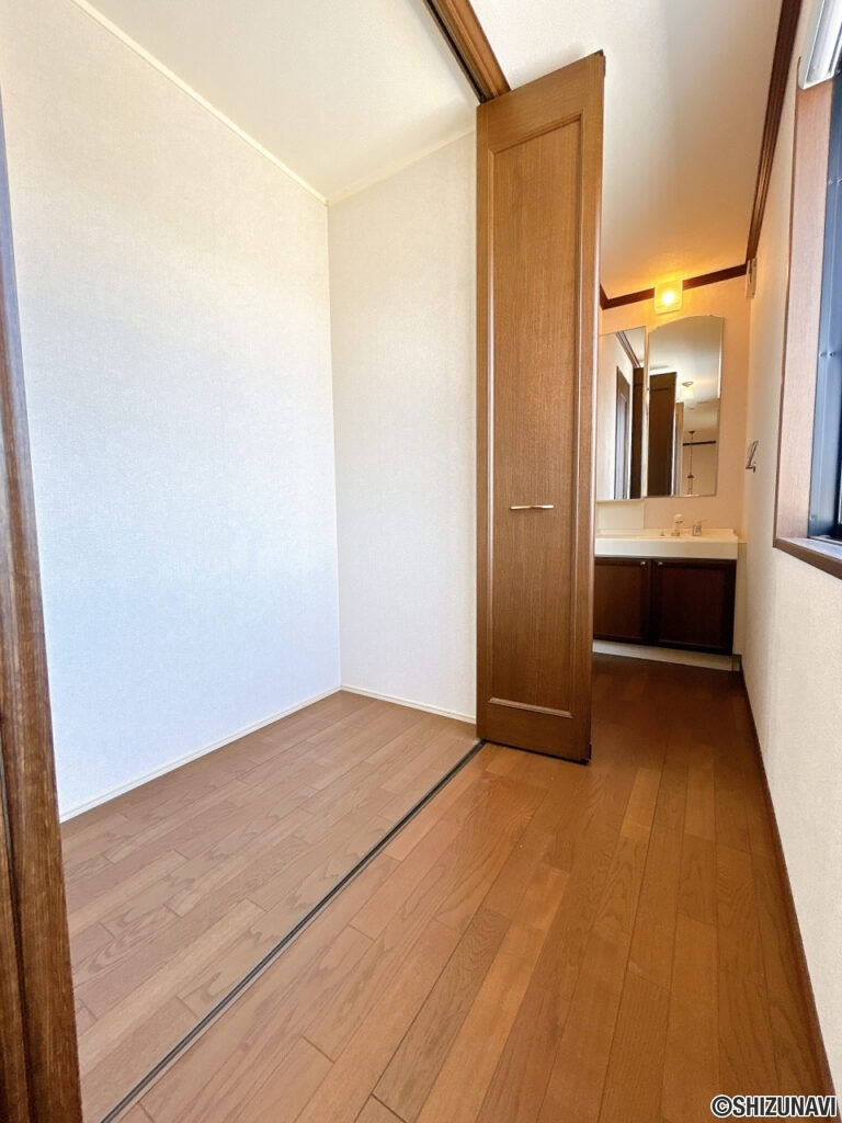 カチタス　住吉　2階廊下収納スペース