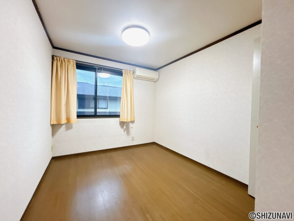 【リフォーム前／2階5.5帖洋室】2階洋室はフローリング張り、建具交換、クロス貼替、照明交換、網戸張替を行います。