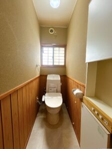 【リフォーム前／1階トイレ】便器・便座は新品交換済みです。新たに建具交換、クロス貼替えを行います。