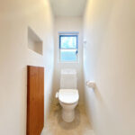 【リフォーム済み／トイレ】便器・便座は新品交換いたしました。タオルリング・ペーパーホルダーも合わせて交換しております。