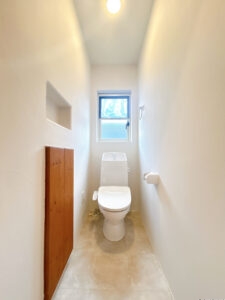 【リフォーム中／トイレ】便器・便座は新品交換いたしました。タオルリング・ペーパーホルダーも合わせて交換しております。