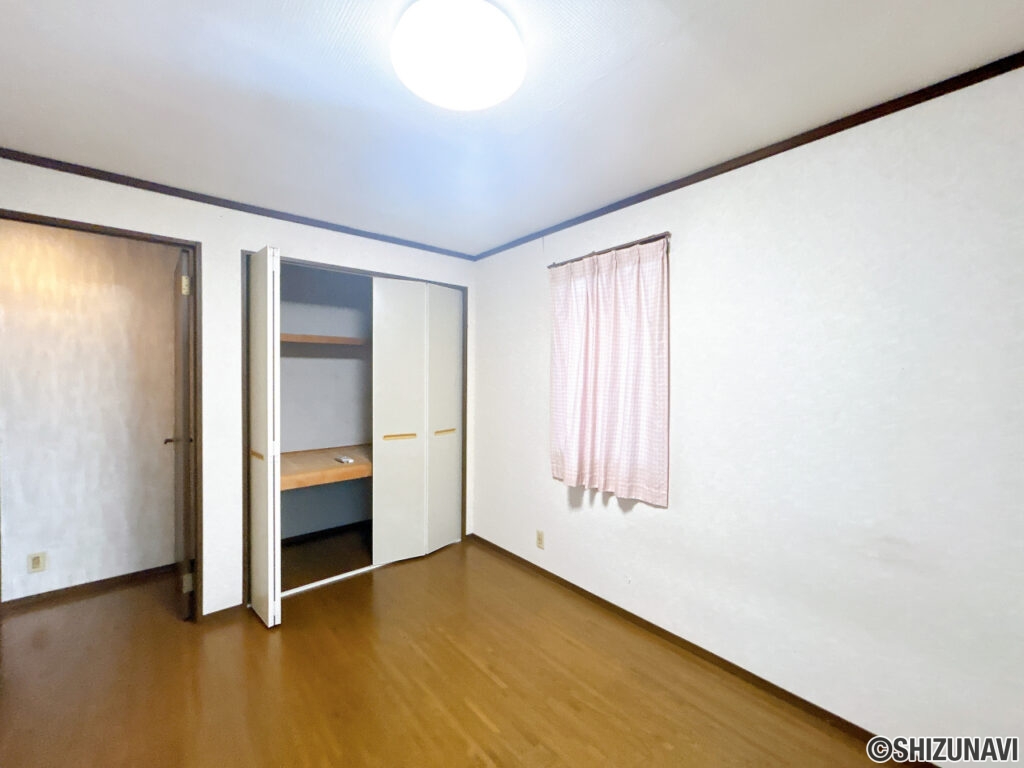 【リフォーム前／2階6帖洋室】2階洋室はフローリング張り、建具交換、クロス貼替、照明交換、網戸張替を行います。