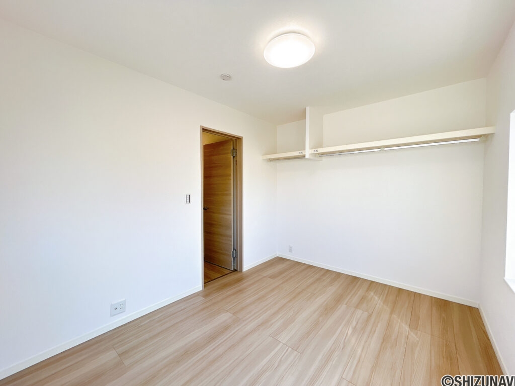 【リフォーム済み/2階約6帖洋室】