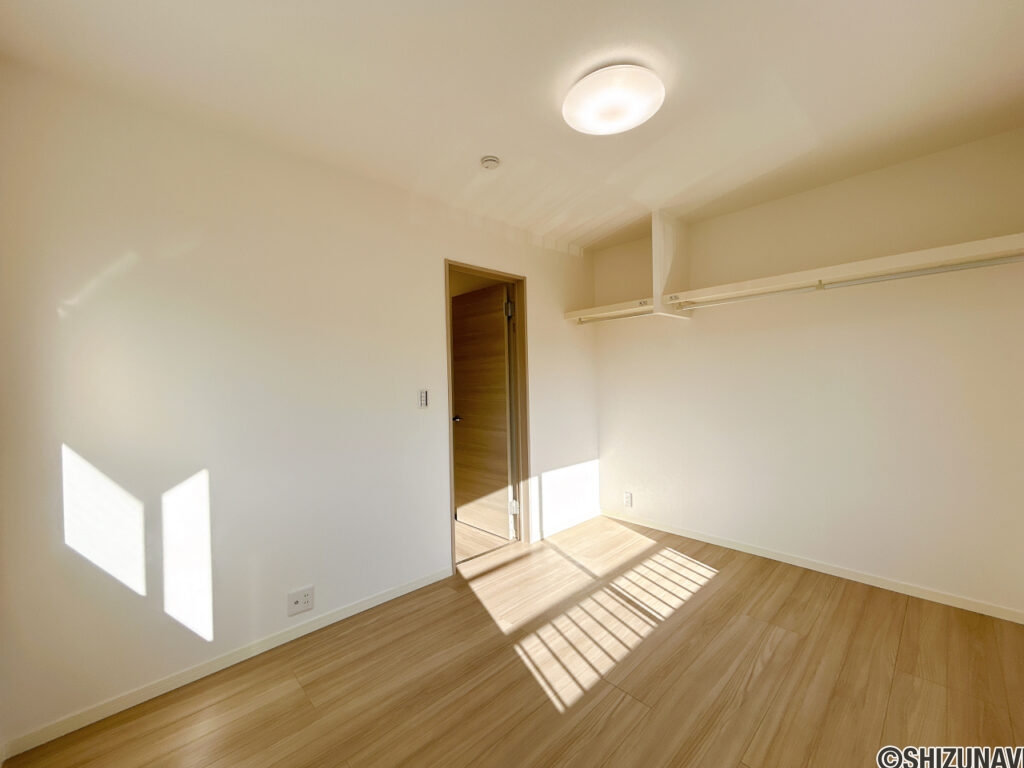 【リフォーム済み/2階約6帖洋室】