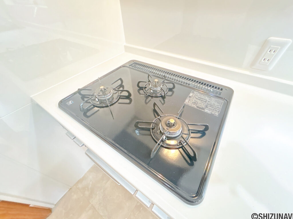 【キッチンコンロ】3口コンロは複数品目一緒に作れ、調理の心強い味方です。