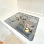 【キッチンコンロ】3口コンロは複数品目一緒に作れ、調理の心強い味方です。