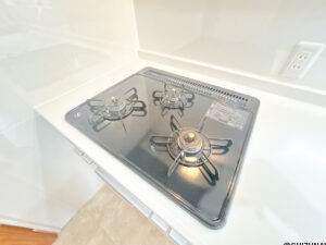 【キッチンコンロ】3口コンロは複数品目一緒に作れ、調理の心強い味方です。