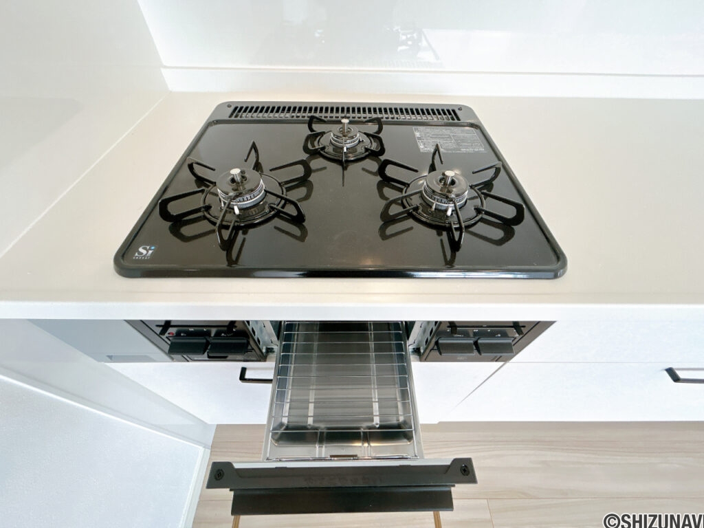 【リフォーム済み/キッチンコンロ、グリル】3口コンロは複数品目一緒に作れ、調理の心強い味方です。コンロ下にはグリルもあります。調理の幅が広がります。