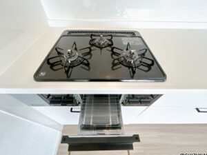 【リフォーム済み/キッチンコンロ、グリル】3口コンロは複数品目一緒に作れ、調理の心強い味方です。コンロ下にはグリルもあります。調理の幅が広がります。