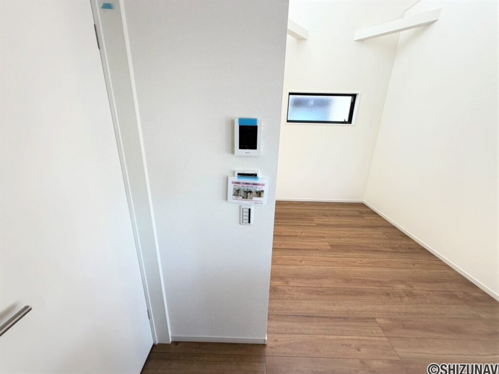 １号棟・２号棟　モニターホン・給湯器スイッチキッチンの近くにモニターと給湯器スイッチがあります。急な来客の対応も安心です。マルチタスクをこなす子育て世代のパパママにもうれしい気づかいです。