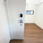 １号棟・２号棟　モニターホン・給湯器スイッチキッチンの近くにモニターと給湯器スイッチがあります。急な来客の対応も安心です。マルチタスクをこなす子育て世代のパパママにもうれしい気づかいです。