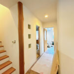 【リフォーム中／１階廊下】フロアタイル上張り、天井クロス仕上げ、照明交換を行います。