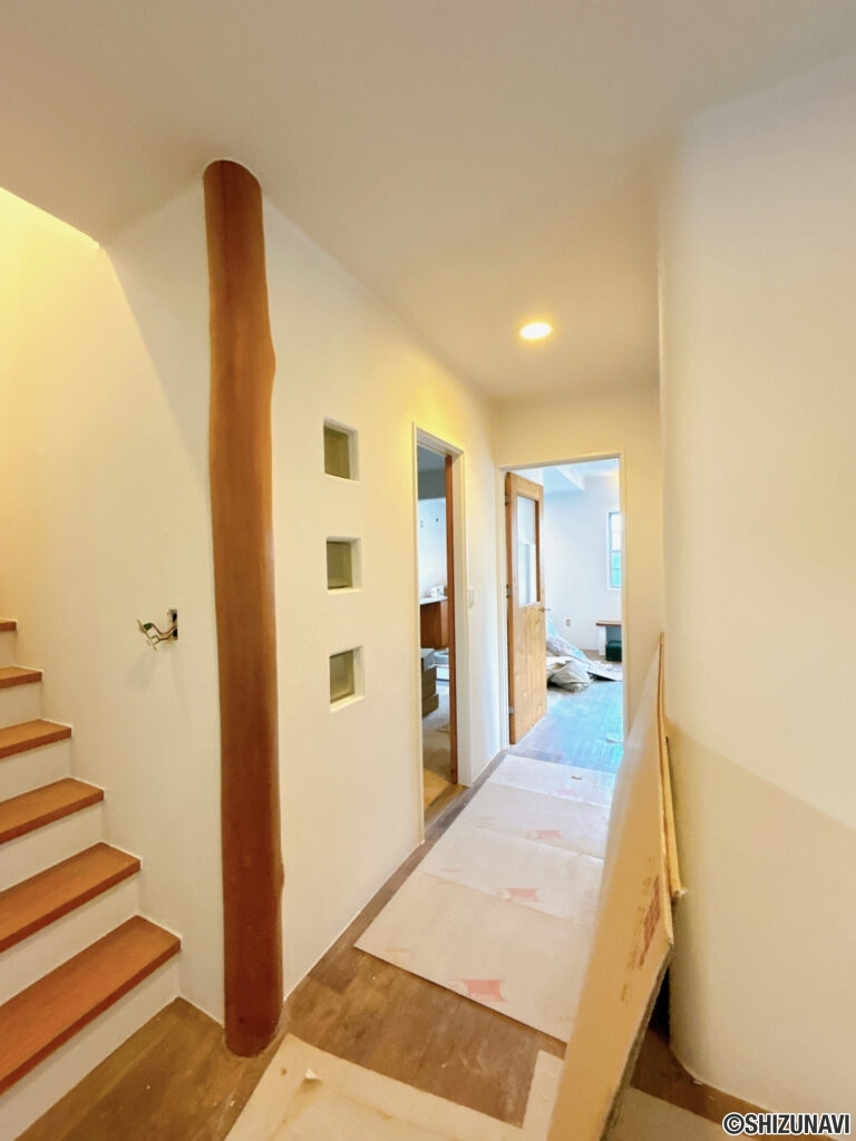 【リフォーム中／１階廊下】フロアタイル上張り、天井クロス仕上げ、照明交換を行います。