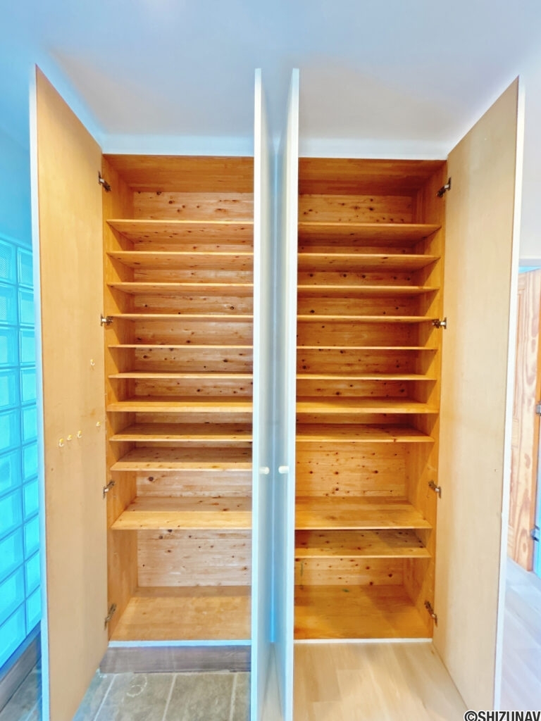 【リフォーム済み／シューズボックス】シューズボックスはクリーニングと建付調整を行いました。