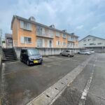 駐車場から階段を上がって建物に入ります