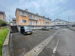 駐車場から階段を上がって建物に入ります