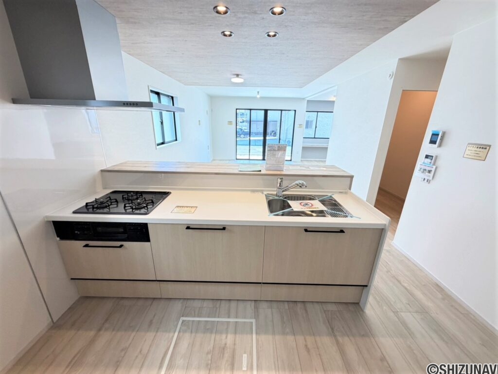 1号棟　キッチン見晴らしの良いキッチン。料理をしながらお子様の見守りもできますね！