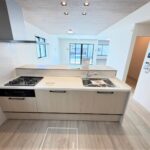 1号棟　キッチン見晴らしの良いキッチン。料理をしながらお子様の見守りもできますね！