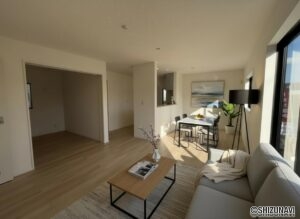 別角度のリビングのお写真です。AIで家具を配置して生活のイメージが出来るようにしております。