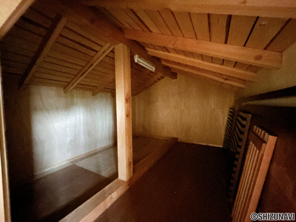 【2階小屋裏収納】