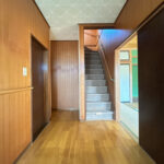 【リフォーム中/1階廊下（10/17撮影）】クロス張替え、照明交換を行う予定です。