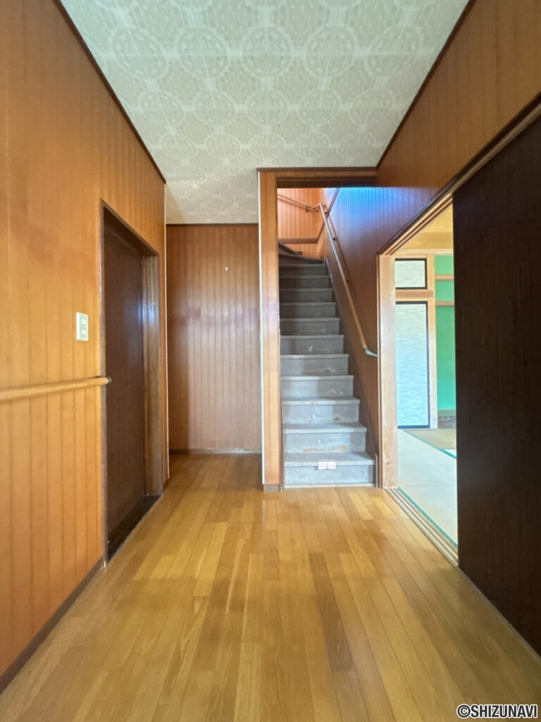 【リフォーム中/1階廊下（10/17撮影）】クロス張替え、照明交換を行う予定です。