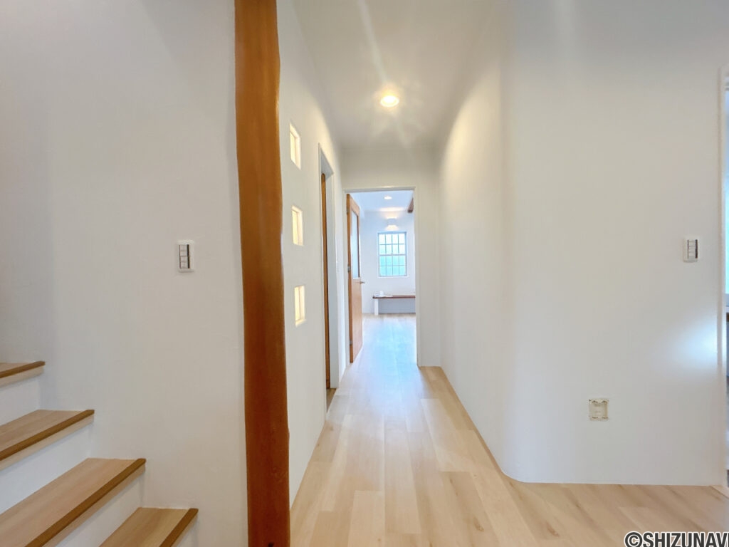 【リフォーム済み／１階廊下】フロアタイル上張り、天井クロス仕上げ、照明交換を行います。