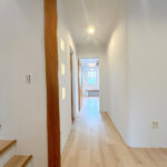 【リフォーム済み／１階廊下】フロアタイル上張り、天井クロス仕上げ、照明交換を行います。