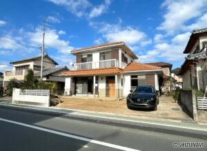 【外観別角度】庭部分は一部駐車場に変更し、並列3台駐車可能になる予定です。外壁は塗装を行う予定です。